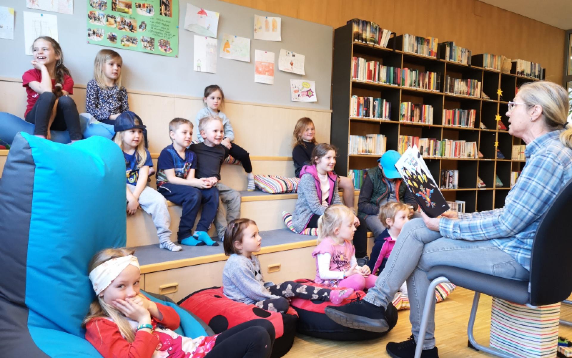 Christine Sagmeister mit Kindern beim Vorlesen