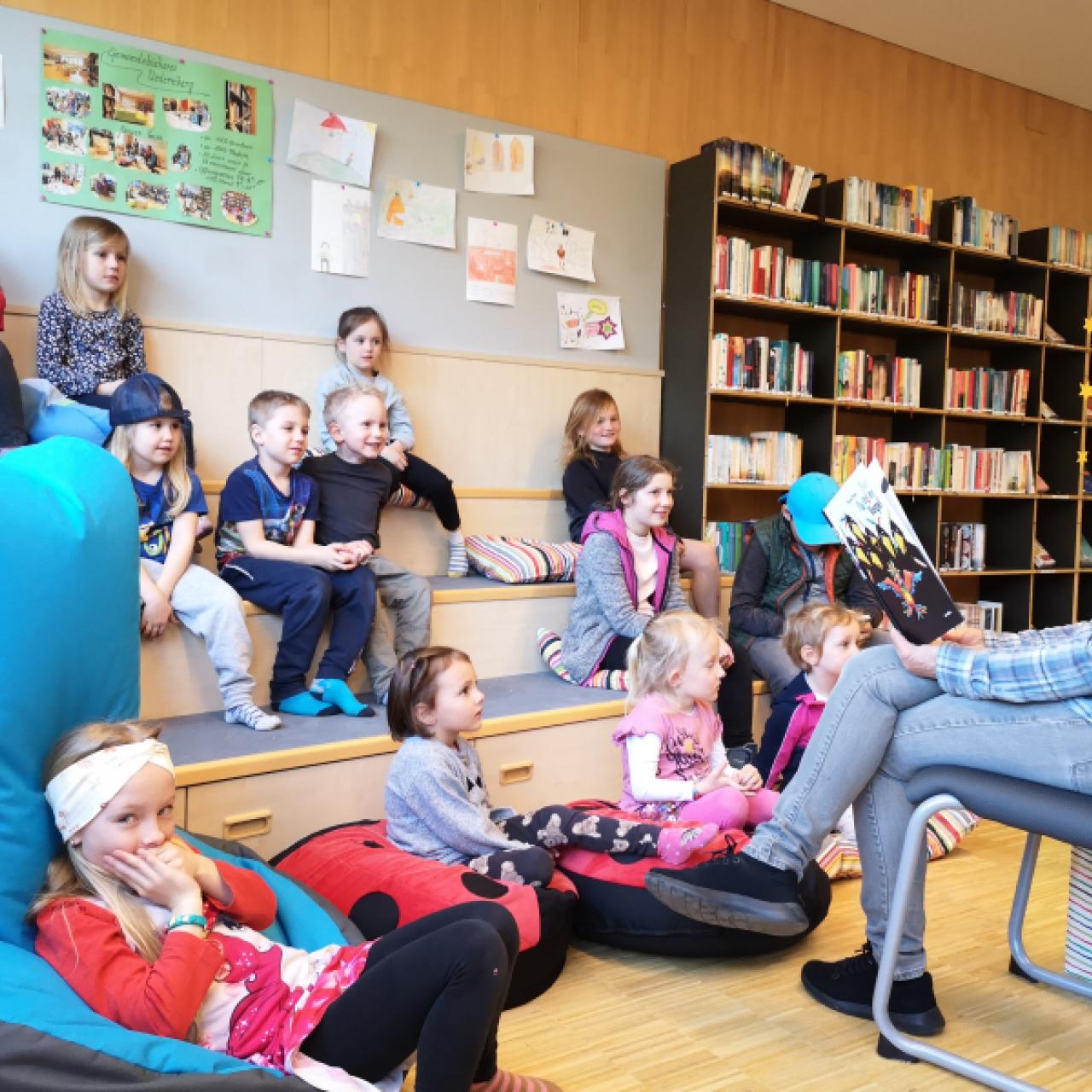 Christine Sagmeister mit Kindern beim Vorlesen